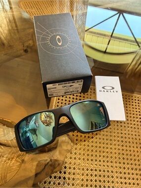 Oakley men’s Fuel Cell polarized sunglasses